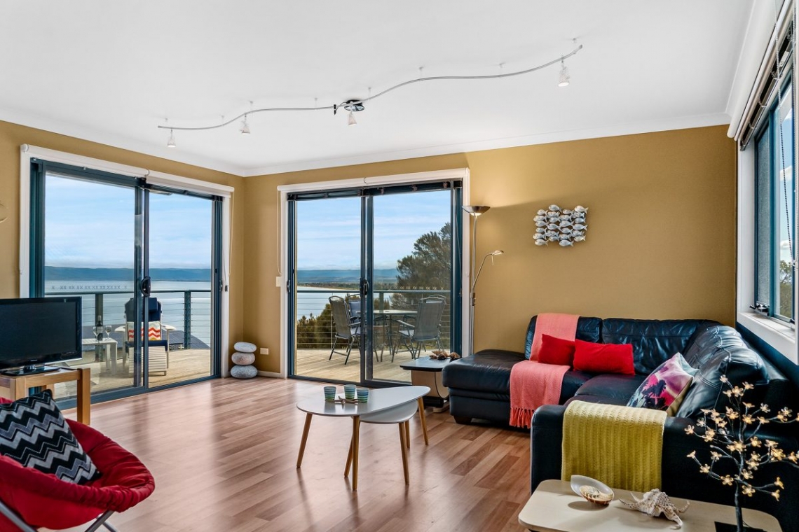 Coles Bay Holiday Accommodation - Freycinet Rentals - The Freycinet Dream Loungeroom