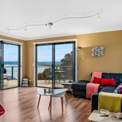 Coles Bay Holiday Accommodation - Freycinet Rentals - The Freycinet Dream Loungeroom